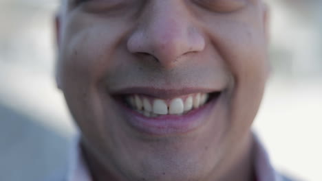 Zahniges-Lächeln-Eines-Hübschen,-Glücklichen-Jungen-Mannes
